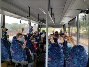 Gute Laune während der Busfahrt